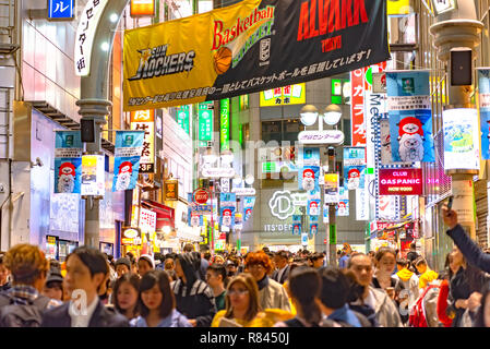 Masse der Leute in Shibuya Shopping Street District in Tokio, Stockfoto