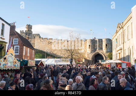 Massen von Menschen in Castle Hill, Lincoln Weihnachtsmarkt, Lincolnshire, England, Großbritannien Stockfoto