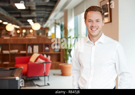 Portrait der Junge Unternehmer stehen in modernen Büro an Graduate Recruitment Assessment Day Stockfoto