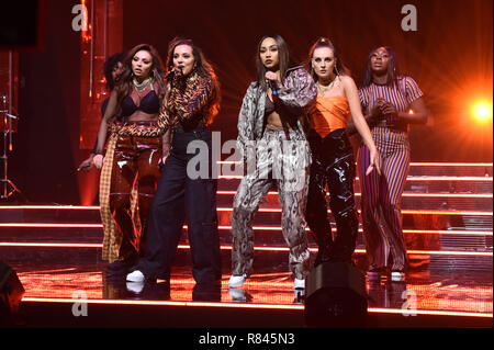 Wenig Mix, (nach rechts) Jesy Nelson, Jade Thirlwall, leigh-anne Pinnock und Perrie Edwards, während der Schmierfilmbildung der Graham Norton Show auf BBC Television Centre, Studioworks 6 Wood Lane, London links, auf BBC One am Freitag Abend ausgestrahlt werden. Stockfoto