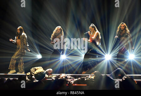 Wenig Mix, (nach rechts) Leigh-Anne Pinnock, Jade Thirlwall, Perrie Edwards und Jesy Nelson, während der Schmierfilmbildung der Graham Norton Show auf BBC Television Centre, Studioworks 6 Wood Lane, London links, auf BBC One am Freitag Abend ausgestrahlt werden. Stockfoto