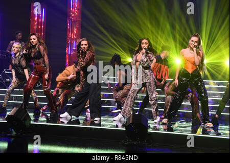 Wenig Mix, (nach rechts) Jesy Nelson, Jade Thirlwall, leigh-anne Pinnock und Perrie Edwards, während der Schmierfilmbildung der Graham Norton Show auf BBC Television Centre, Studioworks 6 Wood Lane, London links, auf BBC One am Freitag Abend ausgestrahlt werden. Stockfoto