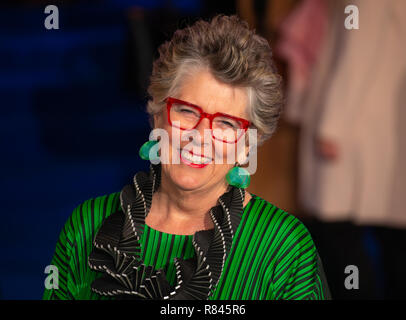 Prue Leith Presenter, Sender, Journalist, kochen Autor und Romancier, kommt für die Premiere von 'Mary Poppins' zurück in London. Stockfoto