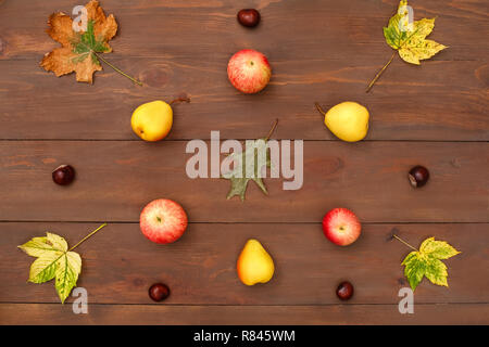 Herbst Saison. Früchte Kastanien und Blätter auf dem Tisch Top View isoliert Stockfoto