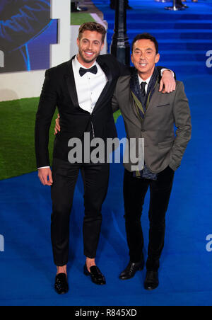 Bruno Tonioli und Matt Gesetz bei der Premiere von 'Mary Poppins gibt 'in der Royal Albert Hall in London. Stockfoto