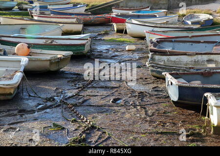 Bunte Boote bei Ebbe, entlang der Mündung der Themse, Leigh-on-Sea, Großbritannien Stockfoto