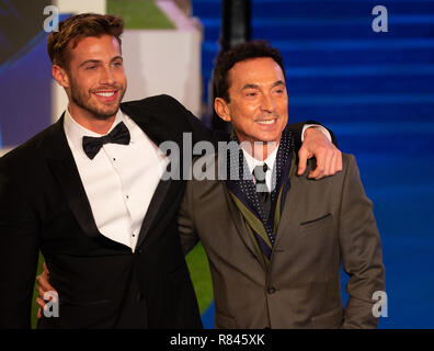 Bruno Tonioli und Matt Gesetz bei der Premiere von 'Mary Poppins gibt 'in der Royal Albert Hall in London. Stockfoto