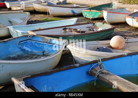 Bunte Boote bei Ebbe, entlang der Mündung der Themse, Leigh-on-Sea, Großbritannien Stockfoto