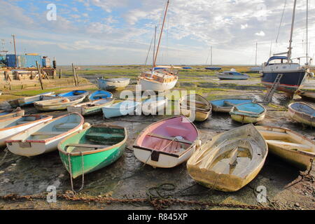 Bunte Boote bei Ebbe, entlang der Mündung der Themse, Leigh-on-Sea, Großbritannien Stockfoto