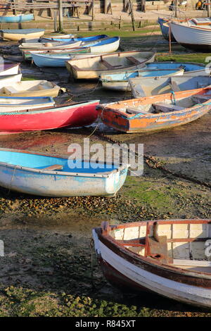 Bunte Boote bei Ebbe, entlang der Mündung der Themse, Leigh-on-Sea, Großbritannien Stockfoto