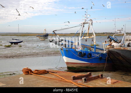 LEIGH-on-Sea, Großbritannien - 3. NOVEMBER 2018: die bunten Fischerboote am Kai mit Möwen günstig Stockfoto