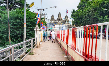 POIPET, Kambodscha - November 24, 2017: Die Grenze zwischen Thailand und Kambodscha. Thailand Kambodscha Grenze bei Reisen auf dem Landweg zwischen Ban Stockfoto