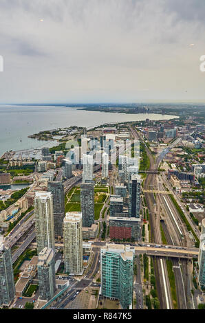 Atemberaubende Luftaufnahme von Toronto Downtown von der Höhenlage Beobachtung Stock in der CN Tower in Toronto, Kanada. Stockfoto