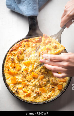 Frittata mit Kürbis und Blumenkohl Stockfoto