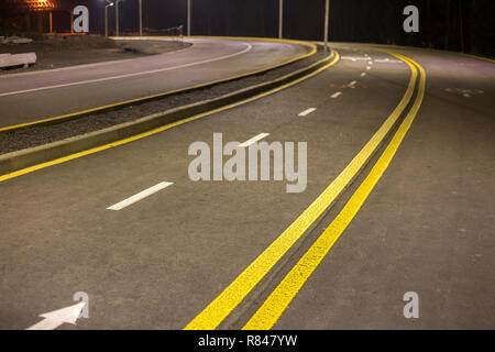 Große moderne glatte leeren Asphalt Autobahn scharf scharf mit hellen, weißen und gelben Markierung Zeichen Zeile. Geschwindigkeit, Sicherheit, komfortable Reise ein Stockfoto