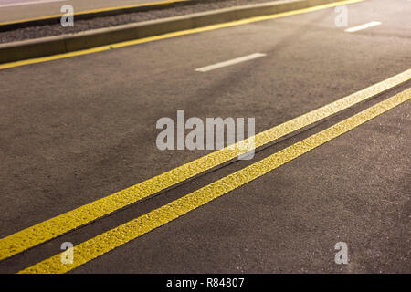 Breite helle Doppelzimmer gelbe Markierung Zeichen Linie entlang Moderne breite, gleichmäßige leeren Asphalt Autobahn Straße erstreckt sich bis zum Horizont. Geschwindigkeit, Sicherheit, Jo Stockfoto