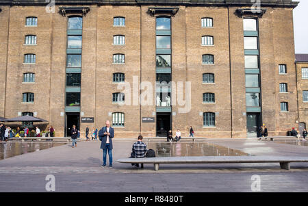 Kings Cross, London, England, UK-November 2018: Central Saint Martins - Universität der Künste London UAL äußere aus Getreidespeicher Square, Kings Cross, Stockfoto