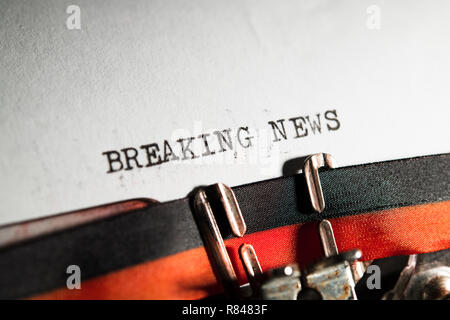 "Breaking News" Text auf weißem Papier in vintage Schreibmaschine klassisch Detail, Zeitung Konzept Stockfoto