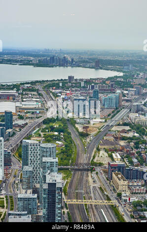 Atemberaubende Luftaufnahme von Toronto Downtown von der Höhenlage Beobachtung Stock in der CN Tower in Toronto, Kanada. Stockfoto