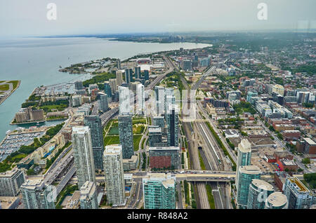 Atemberaubende Luftaufnahme von Toronto Downtown von der Höhenlage Beobachtung Stock in der CN Tower in Toronto, Kanada. Stockfoto