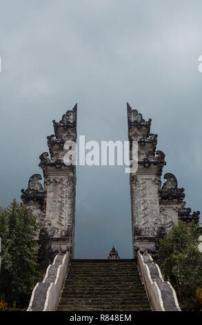 Haupteingang Pura Penataran Agung Lempuyang in Bali, Indonesien. Sommer Landschaft mit religiösen Gebäuden durch bewölkt blauer Himmel. Tore des Himmels Stockfoto