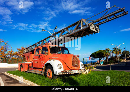 Alte Löschfahrzeug, Faro, Portugal Stockfoto