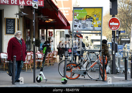 Fahrräder und Motorroller auf Bürgersteig geparkt - Montmartre - Paris - Frankreich Stockfoto