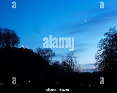 Halbmond über das Schloss oben in der Dämmerung Knaresborough North Yorkshire England Stockfoto