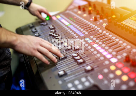 Person einstellen Audio Mixing Console auf Music Studio. Schaltflächen der Audio Sound Mixer Board. Stockfoto
