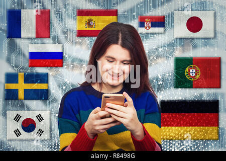 Frau mit Mobiltelefon surfen im Netz virtuelle soziale Leben zwischen Ländern als nationale Flaggen um den Kopf. Viele Sprachen lernen mit modernen Stockfoto