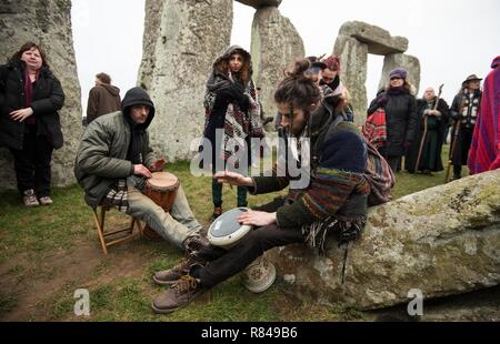 Frühjahrs-tagundnachtgleiche ist in Stonehenge, Wiltshire 20/03/2016 gefeiert. Stockfoto