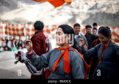Ladakhi Frauen in traditioneller Kleidung tanzen während der Feier des Geburtstags Seiner Heiligkeit des Dalai Lama, Mulbekh, Ladakh, Jammu und Kaschmir, Indien, Jul. Stockfoto