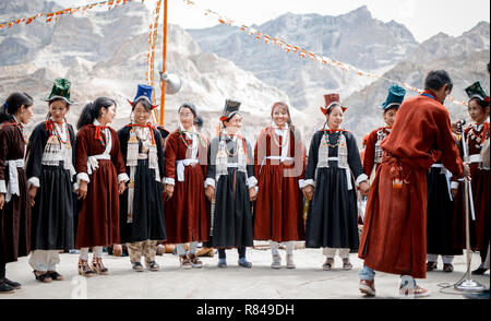 Ladakhi Frau in ein traditionelles Kleid während Seiner Heiligkeit des Dalai Lama Besuch im Frühjahr Dales öffentliche Schule in Mulbekh, Ladakh, Jammu und Kaschmir, ICH Stockfoto