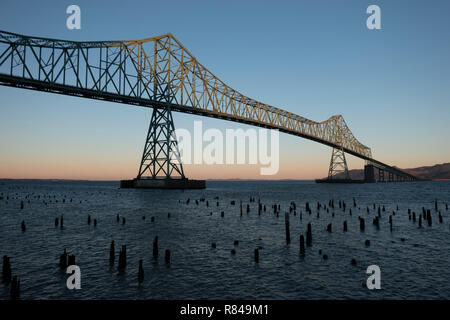 Astoria-Megler Brücke über den Columbia River, von Astoria Oregon früh am Morgen gesehen. Stockfoto