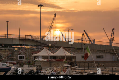 Livorno Dock Sonnenuntergang vom Venezia Viertel, Livorno, Toskana, Italien. Die Venedig Quartal ist das charmanteste und malerischen Teil der Stadt Stockfoto