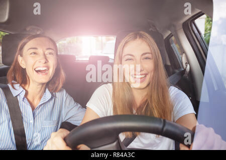 Mädchen und ihre Mutter Spaß während der Reise Stockfoto