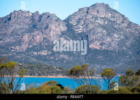 Gefahr Gebirge, Freycinet Nationalpark, Tasmanien von Coles Bay, an einem sonnigen Tag mit blauen Himmel Stockfoto