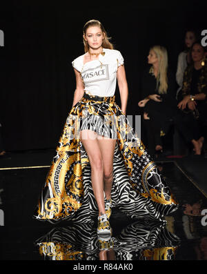 New York, NY - Dezember 2, 2018: Gigi Hadid Spaziergänge an der Start- und Landebahn Versace Pre-Fall 2019 Sammlung an der amerikanischen Börse Stockfoto