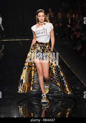 New York, NY - Dezember 2, 2018: Gigi Hadid Spaziergänge an der Start- und Landebahn Versace Pre-Fall 2019 Sammlung an der amerikanischen Börse Stockfoto