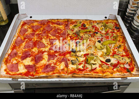 Große Party-Pizza von einem Lieferservice Stockfoto