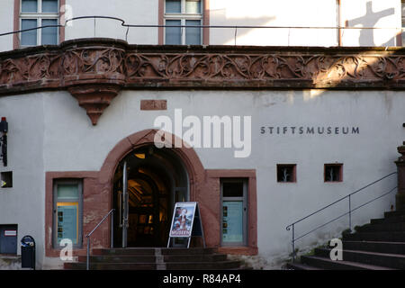 Aschaffenburg, 17. November 2018: Der Eingang zum Museum der Abtei in der Stiftskirche am 17. November 2018 in Aschaffenburg. Stockfoto