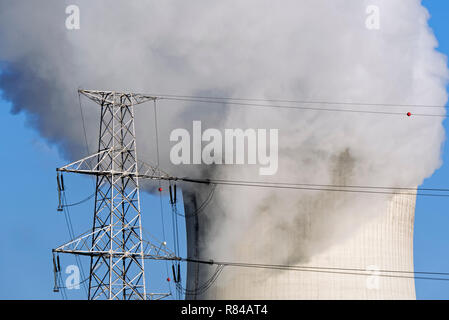 Hohe Spannung Strom pylon/Getriebe Turm und Dampf/Dampf aus kühlturm von Atomkraftwerk/Kernkraftwerk Stockfoto