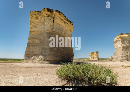 Riesige chalk Pyramiden von Monument Felsen im Westen der Vereinigten Staaten von Amerika. Die sich aus der flachen Ebenen in der Nähe von Oakley, Kansas. Stockfoto