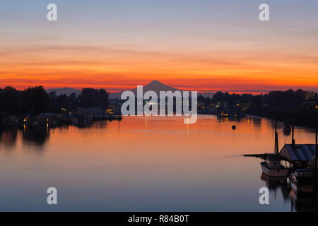 Mount Hood über Kolumbien Grenzübergang von Hayden Island Oregon während der frühen Morgendämmerung Sonnenaufgang Stockfoto