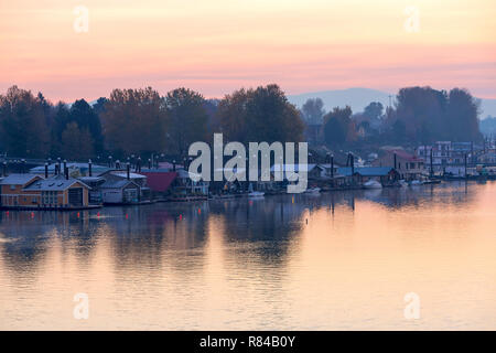 Schwimmende Häuser entlang Columbia River an Hayden Island in Portland Oregon Stockfoto