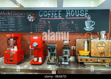 Bar im Hotel, Kaffee Maschinen zum Schleifen und zur Vorbereitung einer frischen, aromatischen Getränk. Die Preise sind in Kreide auf einer Tafel an der Wand geschrieben. Stockfoto