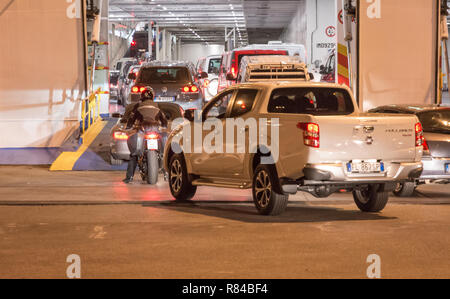 Fahrzeuge und Motorradfahrer Board der Moby Line Fähre auf die Insel Sardinien, in Italien, aus dem Hafen von Livorno. Stockfoto