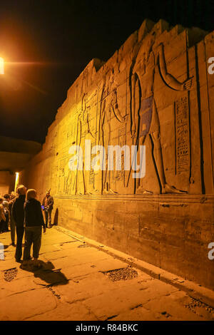 Am Abend Blick auf die Reliefs am Tempel von Kom Ombo, Assuan, Ägypten, Afrika Stockfoto