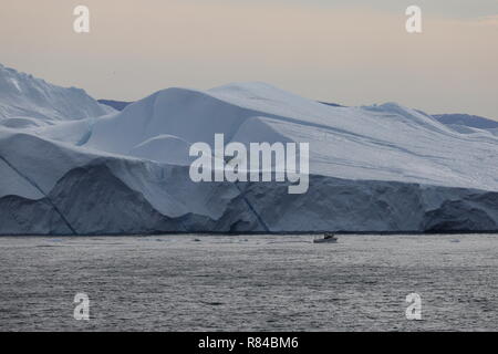 Grönland Disko Bucht: Eisberg mit Ausflugsboot Stockfoto