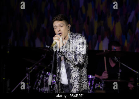 Neapel, Italien. 19 Mär, 2017. Irama ist ein italienischer Liedermacher, die teilgenommen haben in Amici, führt live beim Duell schlagen in Napoli mit 'Giovani per Sempre tour". Credit: Francesco Cigliano/Pacific Press/Alamy leben Nachrichten Stockfoto